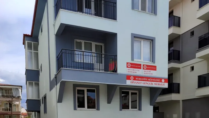 Burhaniye ilçesinde Diyanet Gençlik Merkezi ve Koca Cami Kur'an Kursu