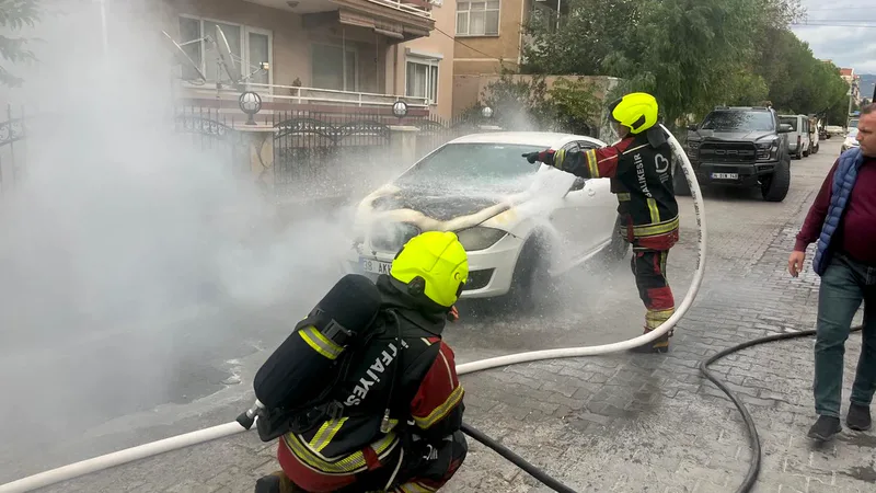 Balıkesir'in Burhaniye ilçesi Kocacami Mahallesi'nde gündüz saatlerinde bir otomobilde çıkan