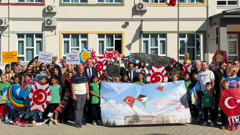 Burhaniye ilçesinde Milli Eğitim Bakanlığı'nın 'Uçurtmalar Vurulmasın, Gökyüzü Çocuklara Kalsın!'