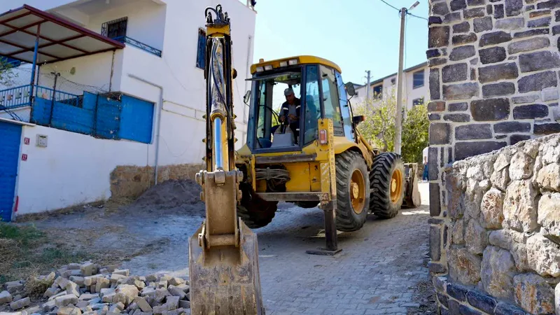 Burhaniye Belediyesi Fen İşleri Müdürlüğü ekipleri, merkez ve kırsal mahallelerde