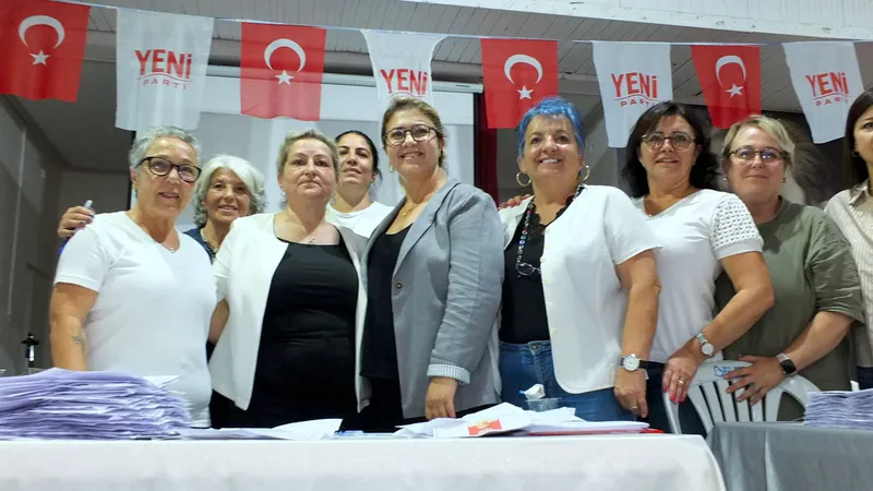 Burhaniye'de düzenlenen Yeni Parti İlçe Kongresi'nde meclis üyesi Çiğdem Avcu,