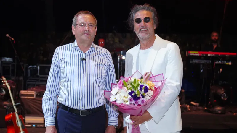 Türk pop müziğinin efsane ismi Çelik, Ayvalık'ın düşman işgalinden kurtuluşunun