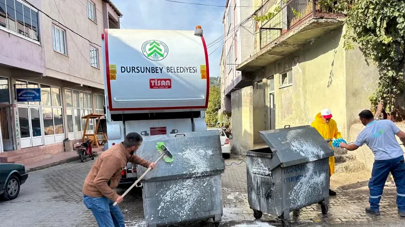 Dursunbey Belediyesi, kırsal mahallelerde çöp konteynerlerini özel solüsyonlarla dezenfekte ediyor.