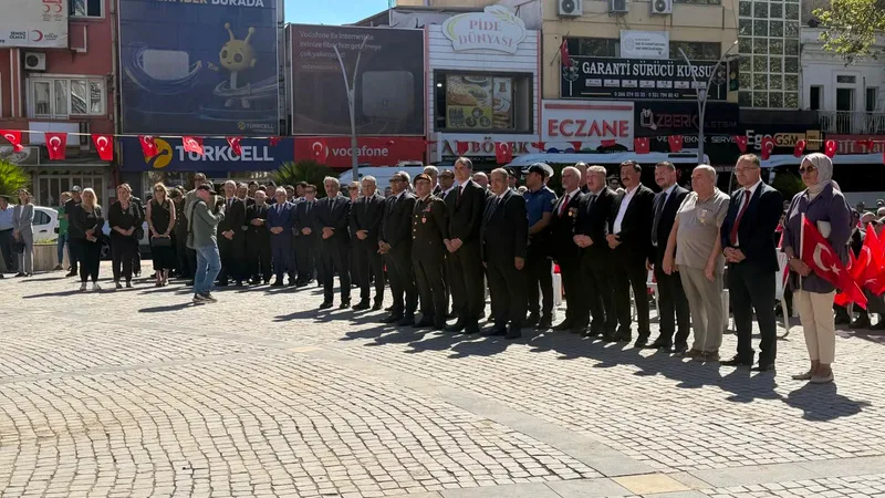 Edremit'te 19 Eylül Gaziler Günü dolayısıyla Cumhuriyet Meydanı'nda düzenlenen törene