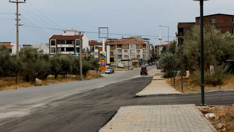 Edremit Belediyesi, üniversite öğrencilerinin yoğun olarak kullandığı Hamdibey Caddesi'nde yol,