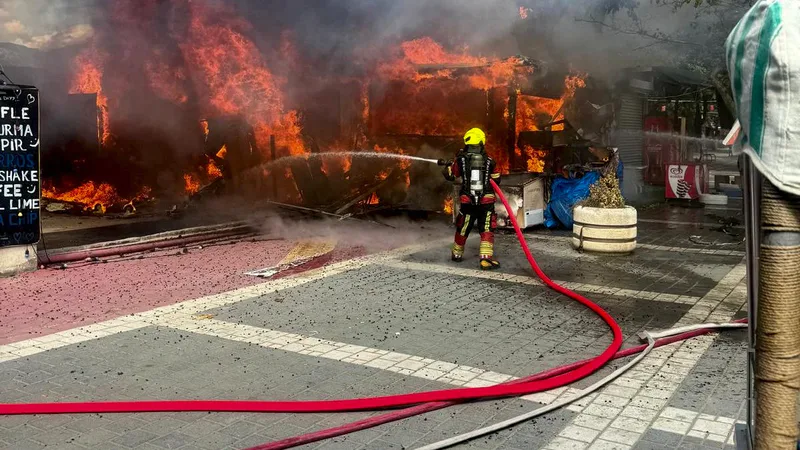 Edremit ilçesi Altınkum Mahallesi Gece Pazarı mevkiinde bitişik iş yerlerinde