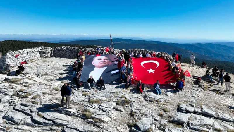 Edremit'in düşman işgalinden kurtuluşunun 104. yıl dönümünde, Kazdağları'nın 1726 metre
