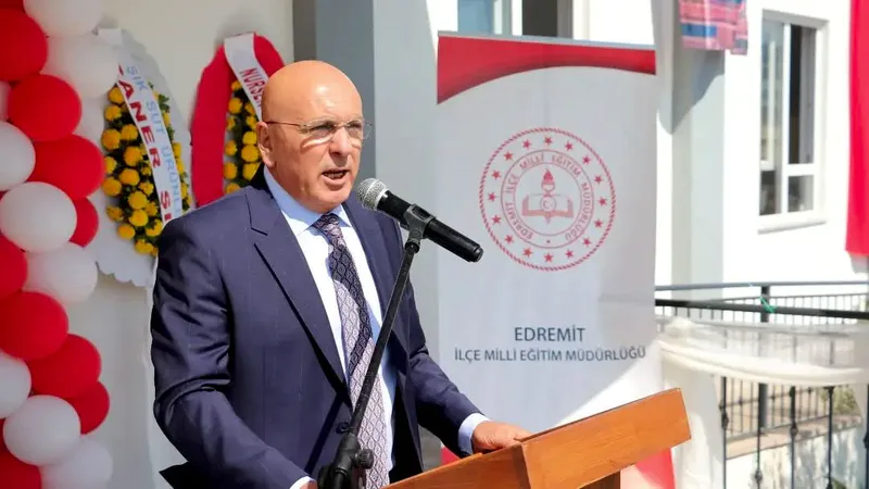 Edremit ilçesinde hayırsever vatandaşların katkılarıyla inşa edilen Zehra Ferhatoğlu İlkokulu