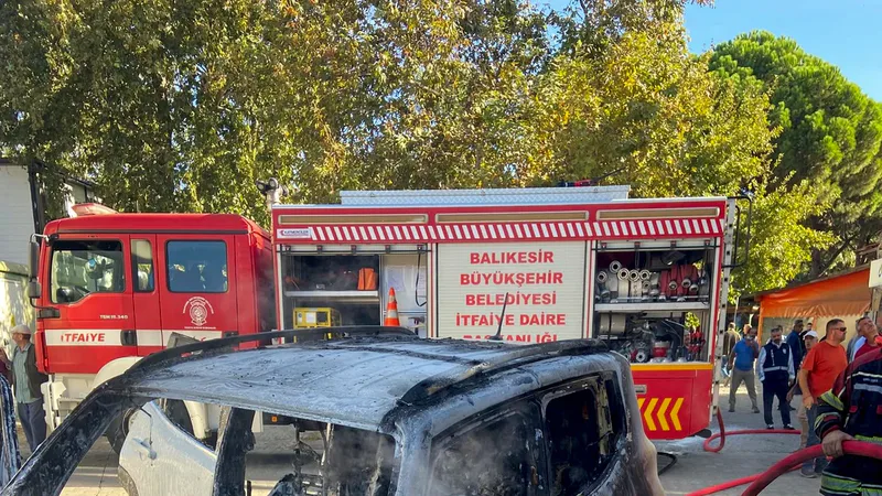 Edremit ilçesi Zeytinli Mahallesi'nde boş arazide atıklardan çıkan yangın, park