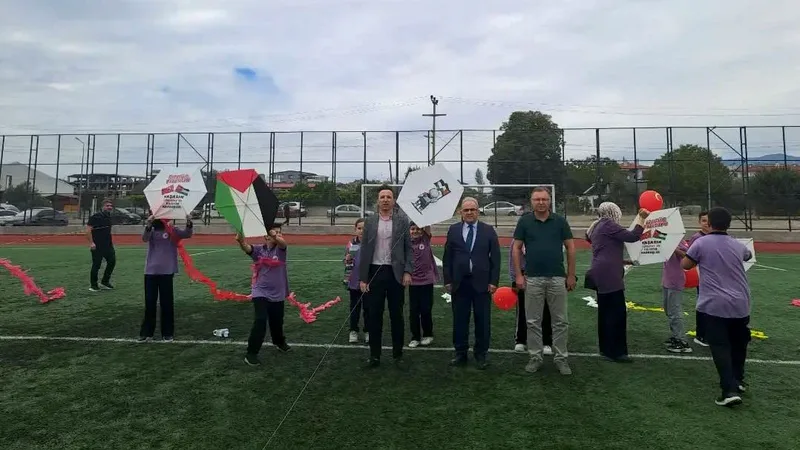 Edremit'te öğrenciler, Gazze'deki insanlık dramına dikkat çekmek amacıyla üzerinde barış