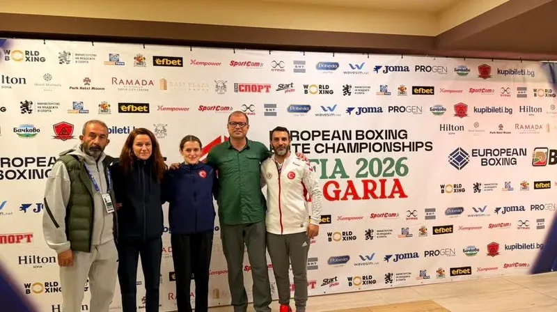 Balıkesir Büyükşehir Belediyespor'un milli boksörü Esra Yıldız Kahraman, Bulgaristan'da düzenlenen