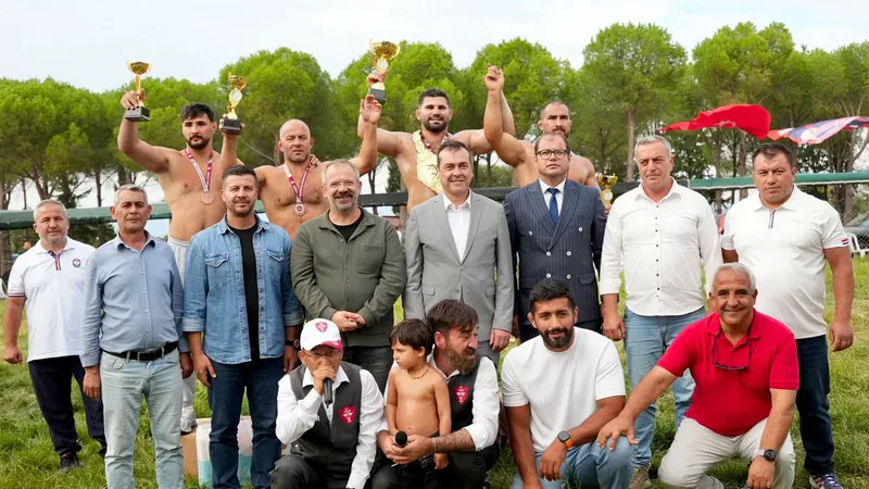 Gömeç'te düzenlenen 5. Ulubeyler Yağlı Güreşleri, Türkiye'nin dört bir yanından