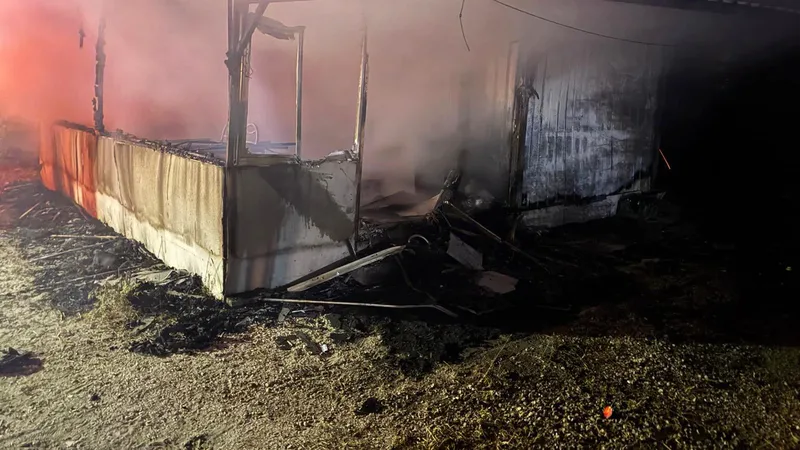 Balıkesir'in Gönen ilçesi Altay Mahallesi Denizkent mevkiinde sahil kenarındaki bir