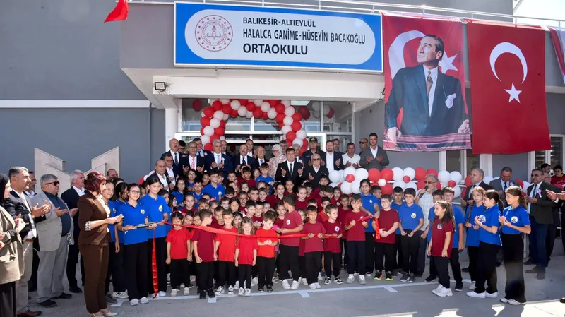 Balıkesir Altıeylül Halalca Mahallesi'nde hayırsever Halil Bacakoğlu'nun yaptırdığı yeni ortaokul,