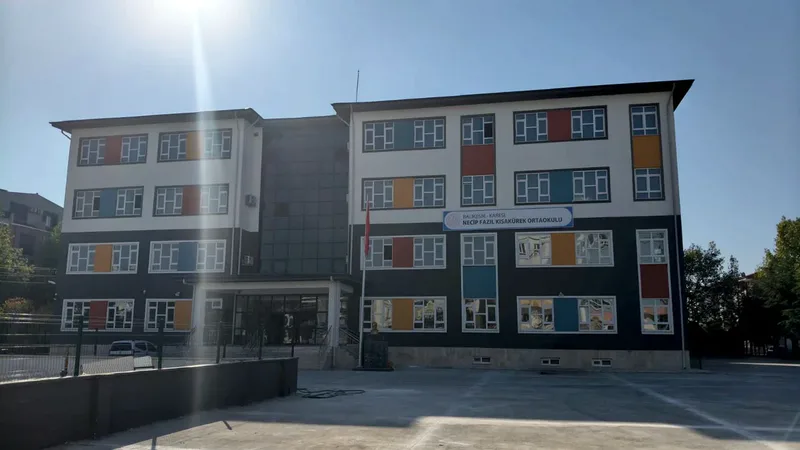 Balıkesir'in Karesi ilçesinde yapımı tamamlanan Necip Fazıl Kısakürek Ortaokulu, 24