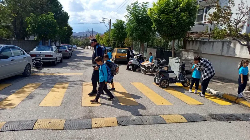 Kepsut Belediyesi Zabıta Müdürlüğü ekipleri, ilçe merkezindeki okullarda öğrencilere yaya