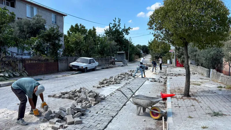 Manyas Belediyesi, Çarşı Mahallesi'ndeki yol yenileme çalışmalarını tamamlarken Hükümet Caddesi'nde
