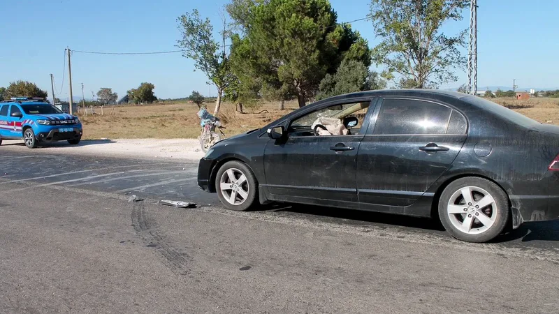 Balıkesir'in Manyas ilçesinde otomobilin plakasız motosiklete çarpması sonucu meydana gelen