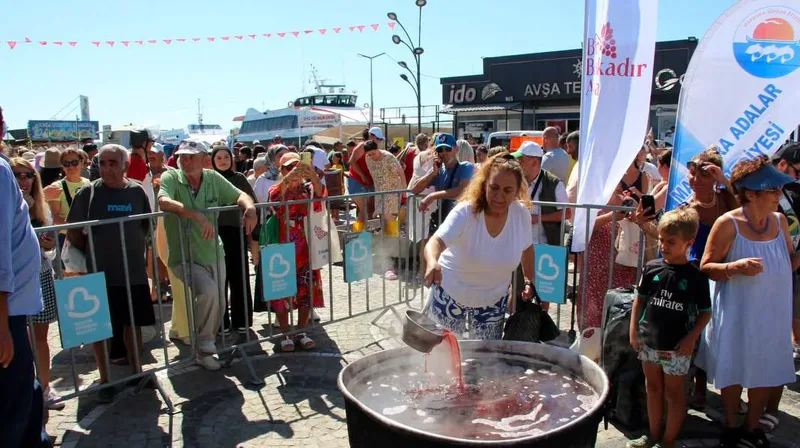 Marmara Adalar Belediyesi'nin ev sahipliğinde gerçekleştirilen Adakarası Bağbozumu Festivali, bölgenin