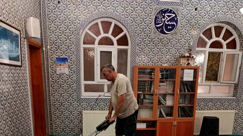 Marmara Adalar Belediyesi, ilçedeki camilerde halı yıkama çalışması başlattı. Ekipler,