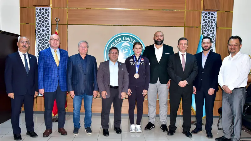 Avrupa Boks Şampiyonası'nda üçüncülük elde eden milli boksör Esra Yıldız
