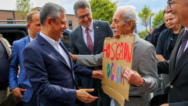 Yeni Parti Genel Başkanı Özgür Özel, Balıkesir'in Karesi ilçesinde gerçekleştirilen