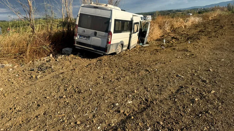 Balıkesir'in Savaştepe ilçesinde işçileri taşıyan servis minibüsü kontrolden çıkarak yol