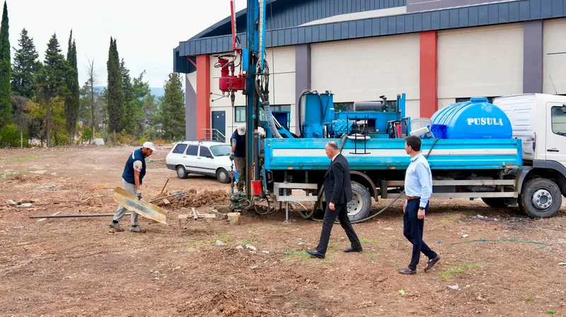 Balıkesir'in Susurluk ilçesinde yapımı süren Susurluk Spor Salonu, modern mimarisi