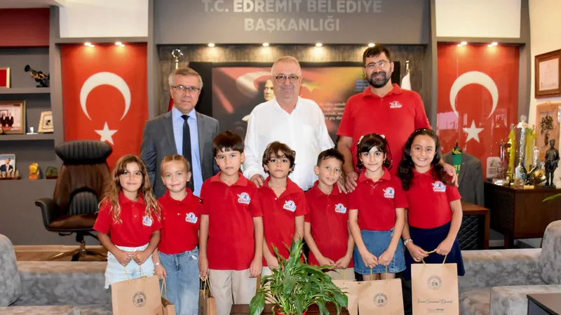 Edremit Mimar Sinan İlkokulu öğrencilerinin doğal bileşenlerle geliştirdiği 'Sıvı Eldiven