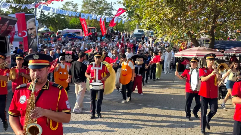 Bandırma'nın Yeşilçomlu Mahallesi'nde bu yıl 10'uncusu düzenlenen Yeşilçomlu Kavun Festivali,