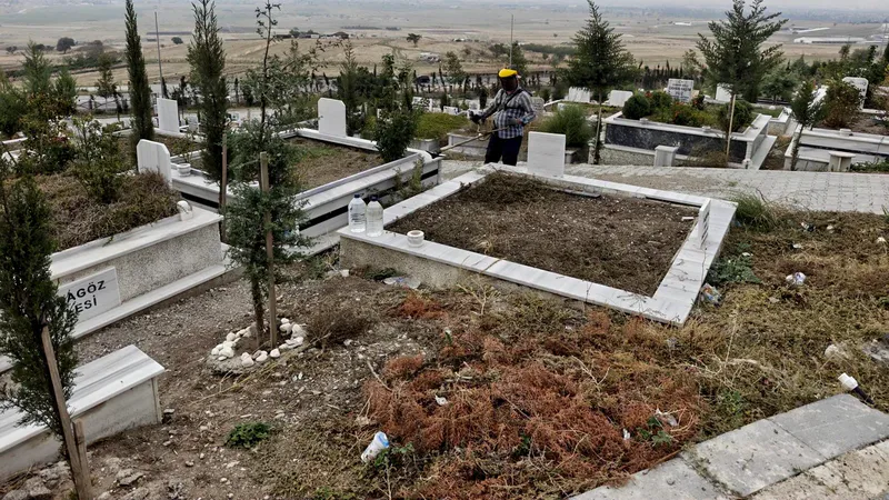 Balıkesir'in Altıeylül ilçesinde belediye ekipleri, yol yapımından park bakımına, taziye