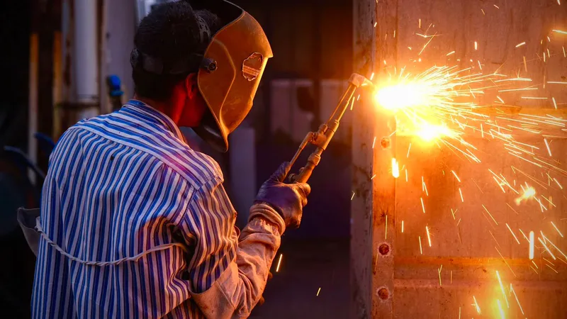 Altıeylül Belediyesi, ilçe genelindeki 40 yer altı konteynerin metal duvarlarını