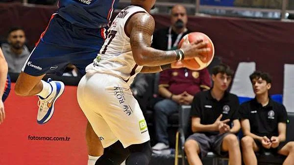 Türkiye Basketbol Süper Ligi'nde Anadolu Efes, deplasmanda karşılaştığı PizzaBulls Bordo