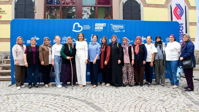 Balıkesir Büyükşehir Belediye Başkanı Ahmet Akın'ın eşi Arbil Akın, Sındırgı,