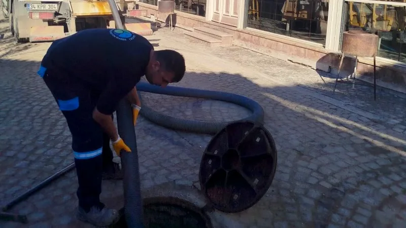 BASKİ ekipleri, Yeni Mahalle ve Cunda Adası’nda kanalizasyon hatlarını, rögarları