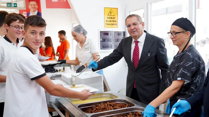 Ayvalık Belediyesi'nin öğrencilere 50 TL'ye üç çeşit yemek ve meyve