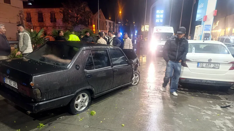Ayvalık'ta kontrolden çıkan otomobil, Atatürk Caddesi üzerindeki akaryakıt istasyonuna girerek