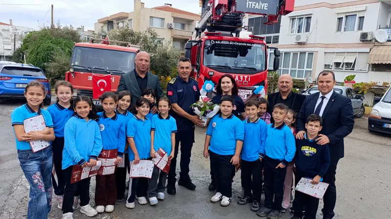 İtfaiye Haftası dolayısıyla Ayvalık'ta Bağyüzü İlkokulu öğrencileri, İlçe Milli Eğitim