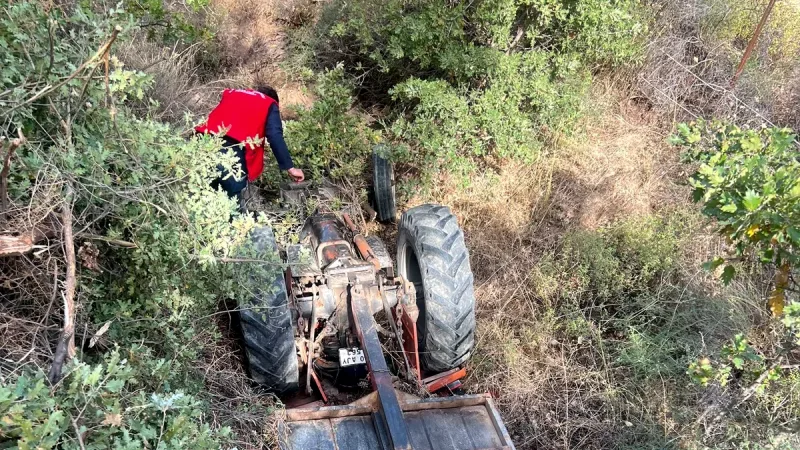 Ayvalık'ın Kırcalar Mahallesi'nde tarla yolunda kontrolden çıkan traktör devrildi. Yaralanan
