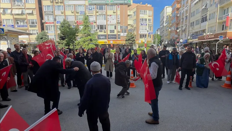 Balıkesir'de 1 Ekim Dünya Yaşlılar Günü kapsamında düzenlenen etkinlikte yaşlılar,