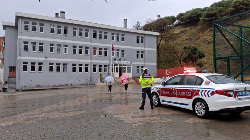 Balıkesir İl Jandarma Komutanlığı, öğrencilerin güvenliği için 291 okul çevresinde