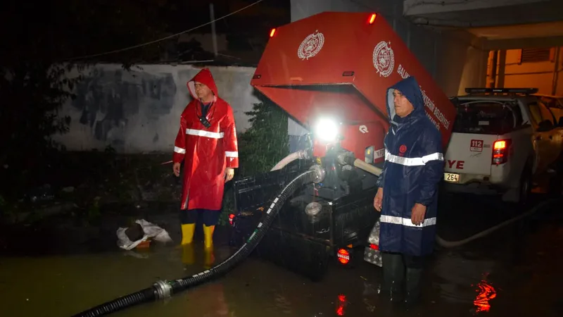 Balıkesir genelinde etkili olan sağanak yağışlar nedeniyle BASKİ ekipleri 20