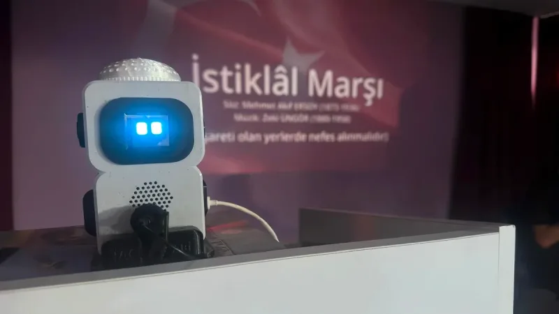 Balıkesir'de öğrencilerle birlikte geliştirilen masaüstü yapay zeka robotu Hacı Abi,