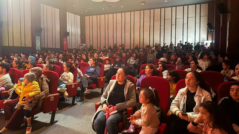 Balıkesir Şehir Tiyatrosu, açılışından itibaren yetişkin ve çocuk oyunlarıyla seyircilerin