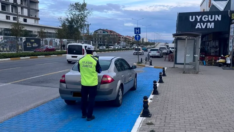 Balıkesir Büyükşehir Belediyesi ekipleri, kaldırım işgalleri, otobüs duraklarını engelleyen parklar