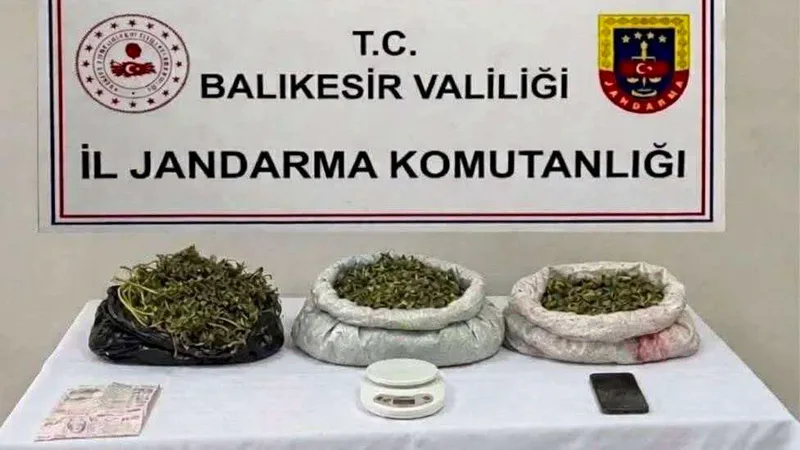 Balıkesir'in 13 ilçesinde gerçekleştirilen uyuşturucu operasyonunda 34 narkotik olay aydınlatıldı.