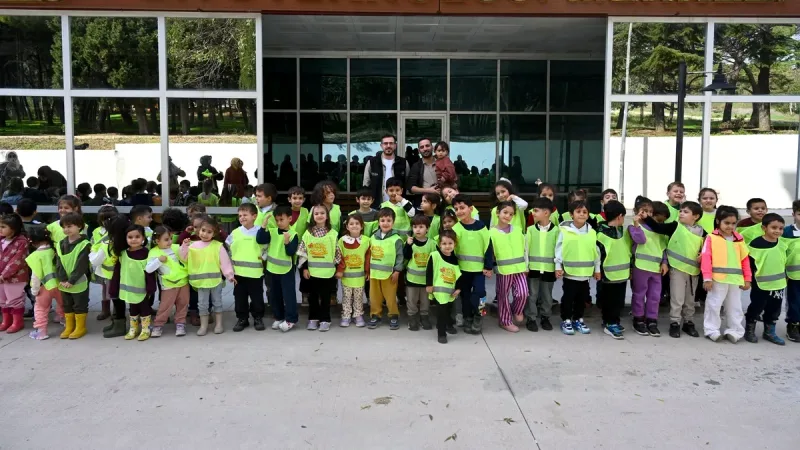 Bandırma Altın Çocuk Akademi öğrencileri, Koyunculuk Araştırma Enstitüsü’nde hayvanları gözlemleyerek