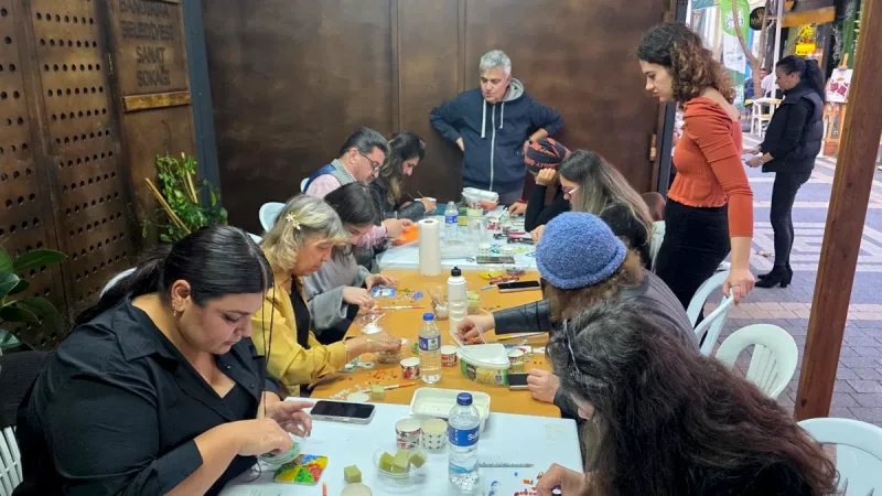 Bandırma Sanat Sokağı'nda düzenlenen atölyede katılımcılar renkli cam parçalarıyla kendi