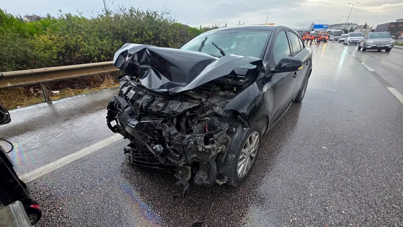 Bandırma Hava Üssü Kavşağı'nda rüzgar gülü gövdesi taşıyan ağır nakliyat
