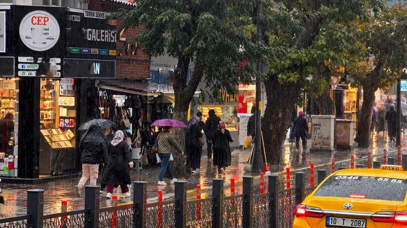 Meteoroloji'nin günler öncesinden yaptığı uyarıların ardından Bandırma'da sağanak yağış etkili